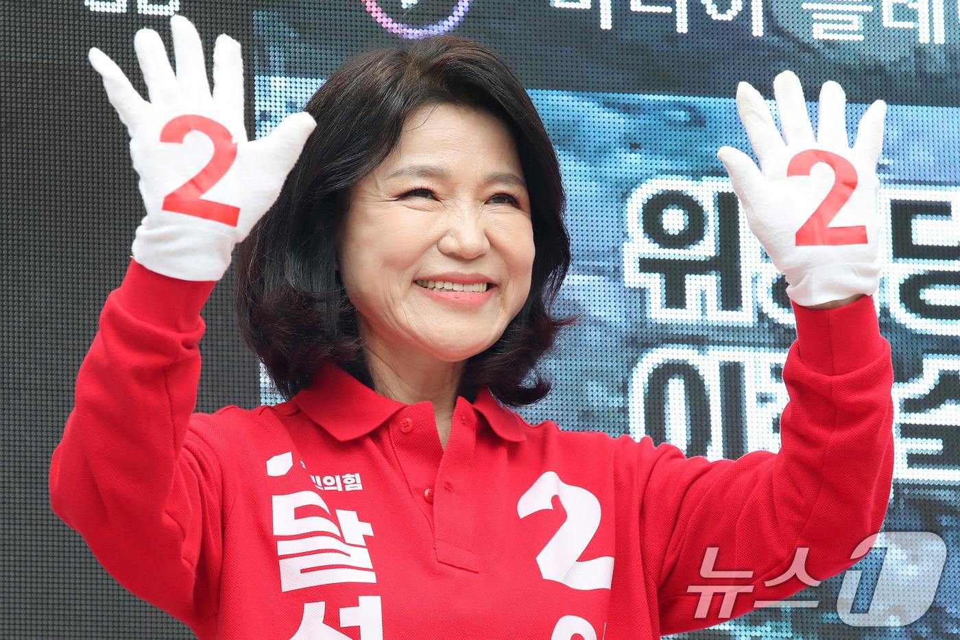 본문 이미지 - 대구 달성군 국회의원 보궐선거에 출마한 이진숙 국민의힘 후보. 사진은 지난달 23일 달성군 다사읍 도시철도 2호선 대실역 만남의 광장에서 지지를 호소하는 모습. 2026.5.23 ⓒ 뉴스1 공정식 기자