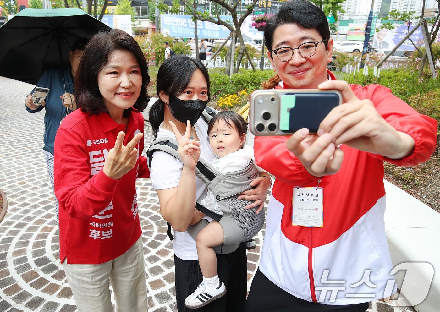 본문 이미지 - 대구 달성군 국회의원 보궐선거에 출마한 이진숙 국민의힘 후보와 주진우 의원이 23일 대구 달성군 다사읍 도시철도 2호선 대실역 만남의 광장에서 시민과 기념촬영을 하고 있다. 2026.5.23 ⓒ 뉴스1 공정식 기자