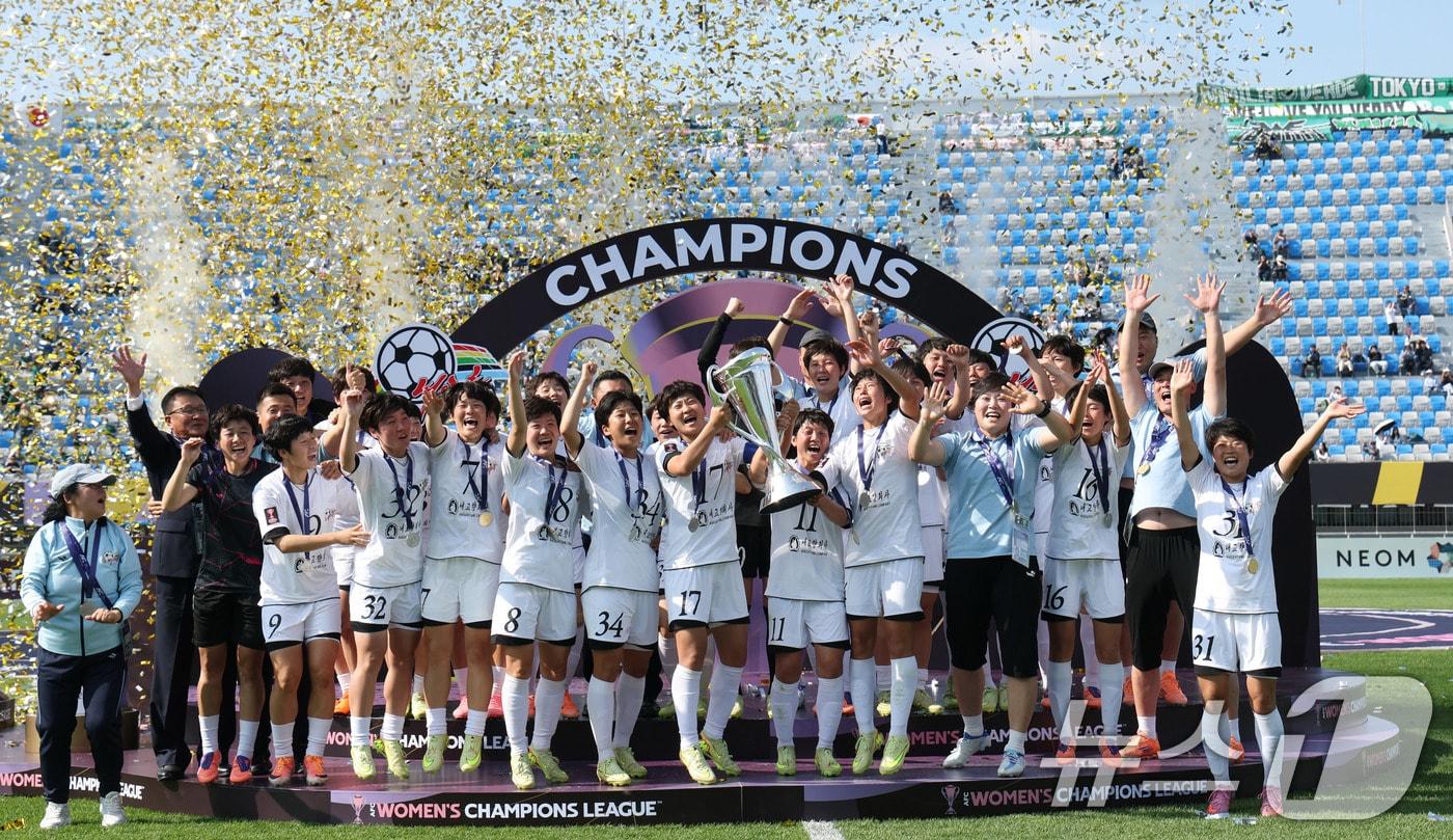 본문 이미지 - 23일 오후 경기 수원시 수원종합운동장에서 열린 2025-2026 아시아축구연맹(AFC) 여자 챔피언스리그(AWCL) 결승 북한 내고향여자축구단과 도쿄 베르디의 경기에서 우승을 거둔 내고향 선수들이 트로피를 들고 환호하고 있다. 2026.5.23 ⓒ 뉴스1 박지혜 기자
