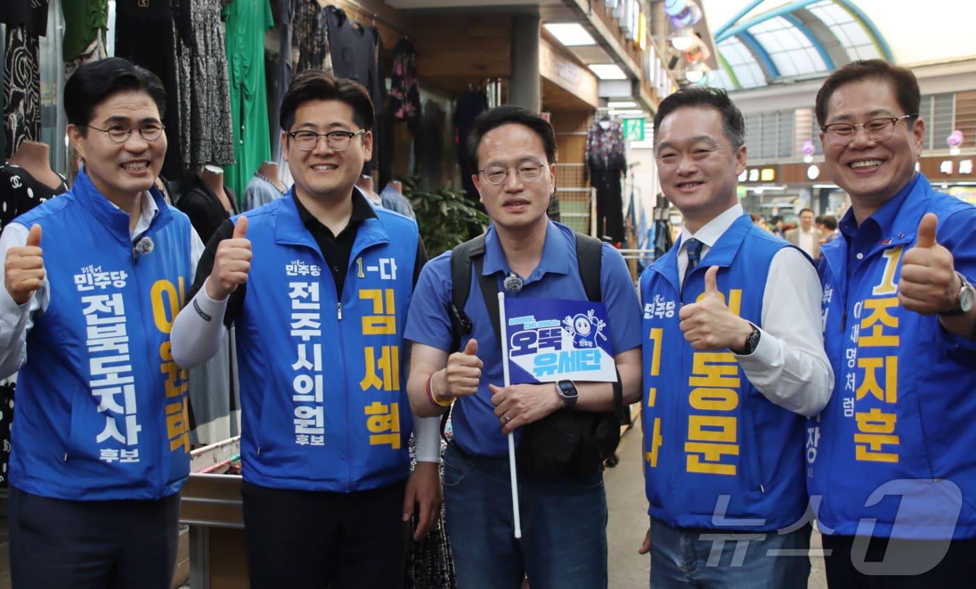 본문 이미지 - 박주민 더불어민주당 의원이 23일 오뚝유세단을 이끌고 전북을 방문해 이원택 전북도지사 후보등과 화이팅을 외치고 있다. (이원택 선대위제공) 2026.5.23 ⓒ 뉴스1 김동규 기자