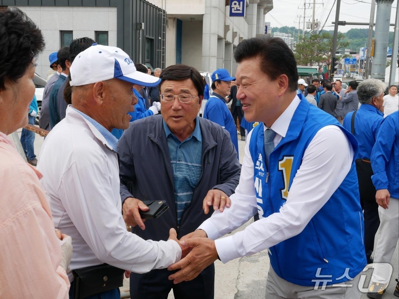 본문 이미지 - 더불어민주당 신용한 충북지사 후보 거리 유세.(신용한 선거캠프 제공. 재판매 및 DB금지)/뉴스1