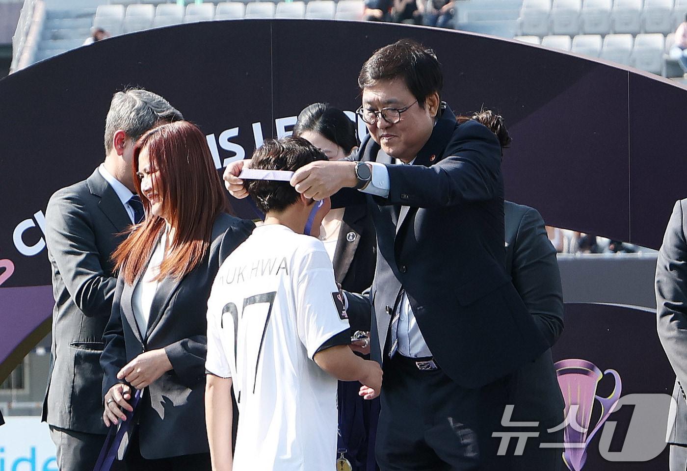본문 이미지 - 23일 오후 경기 수원시 수원종합운동장에서 열린 2025-2026 아시아축구연맹(AFC) 여자 챔피언스리그(AWCL) 시상식에서 최휘영 문화체육관광부 장관이 우승한 북한 내고향여자축구단에게 메달을 수여하고 있다. 2026.5.23 ⓒ 뉴스1 박지혜 기자