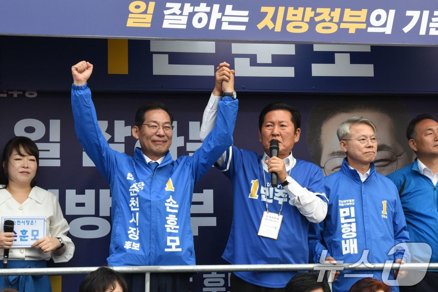 본문 이미지 - 정청래 더불어민주당 대표가 23일 오후 전남 순천시 신대지구에서 손훈모 순천시장 후보와 손을 맞잡고 있다. 2026.5.23 ⓒ 뉴스1 김성준 기자