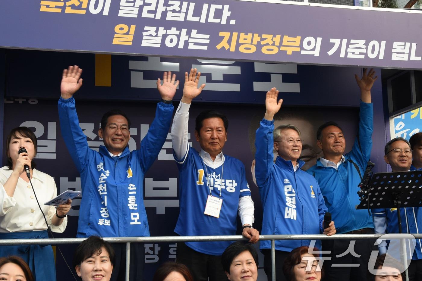 본문 이미지 - 정청래 더불어민주당 대표가 23일 오후 전남 순천시 신대지구에서 민형배 전남광주통합특별시장 후보와 손훈모 순천시장 후보 지지 연설을 하고 있다. 2026.5.23 ⓒ 뉴스1 김성준 기자