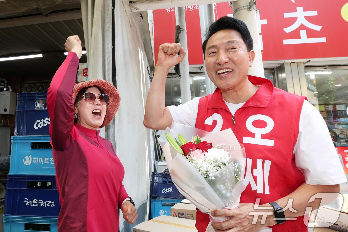 본문 이미지 - 오세훈 국민의힘 서울시장 후보가 23일 서울 강서구 까치산시장을 찾아 지지를 호소하고 있다. (오세훈 캠프 제공. 재판매 및 DB 금지) 2026.5.23 ⓒ 뉴스1