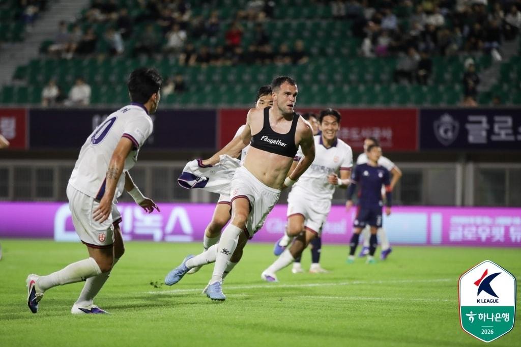 본문 이미지 - 화성FC 공격수 페트로프가 23일 청주종합경기장에서 열린 충북청주FC와 원정 경기에서 역전 결승골을 넣고 기뻐하고 있다. (한국프로축구연맹 제공)