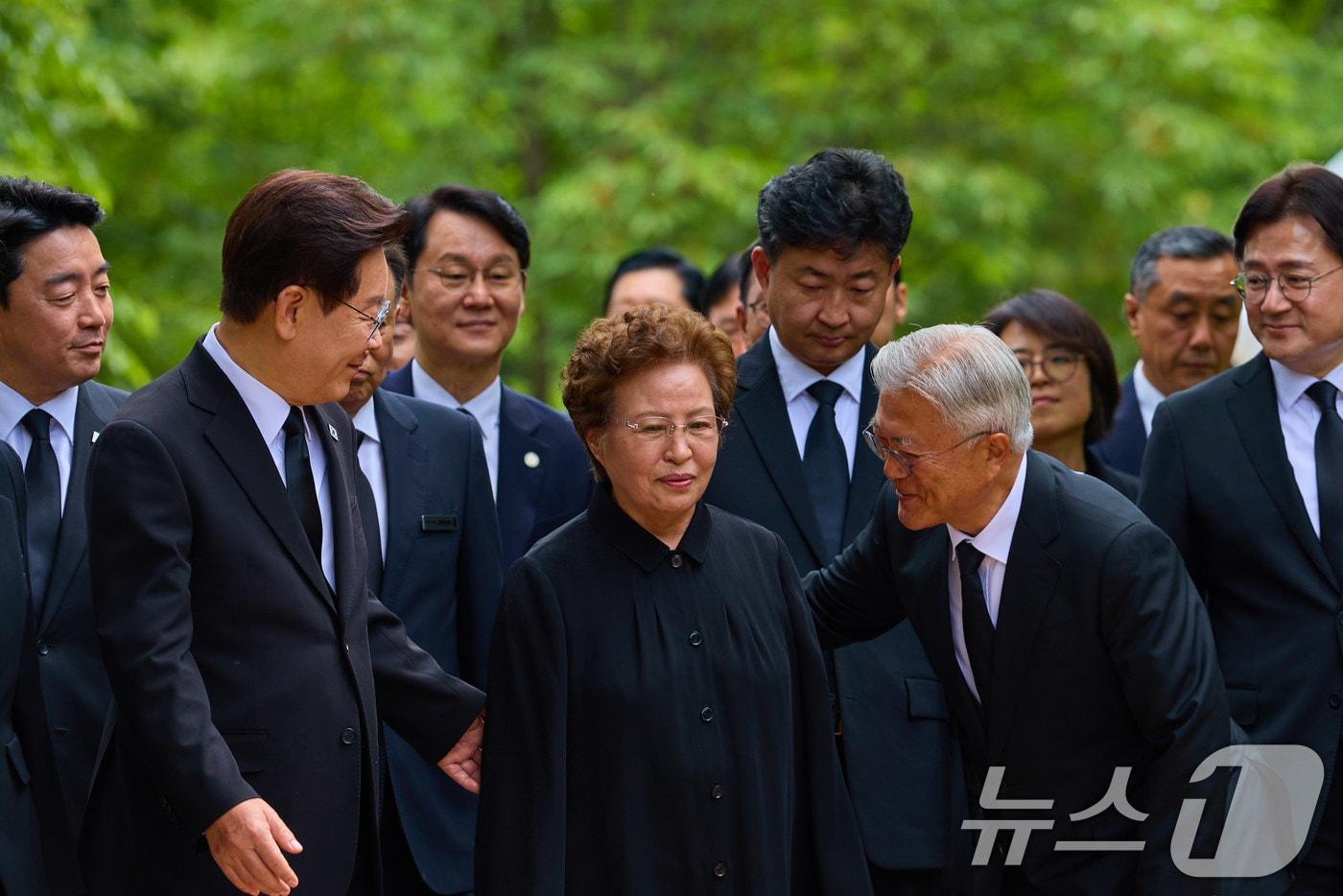 본문 이미지 - 이재명 대통령과 문재인 전 대통령, 권양숙 여사가 23일 경남 김해시 봉하마을 사저 인근에서 대화를 하며 발걸음을 옮기고 있다. (청와대 제공. 재판매 및 DB 금지) 2026.5.23 ⓒ 뉴스1 이재명 기자