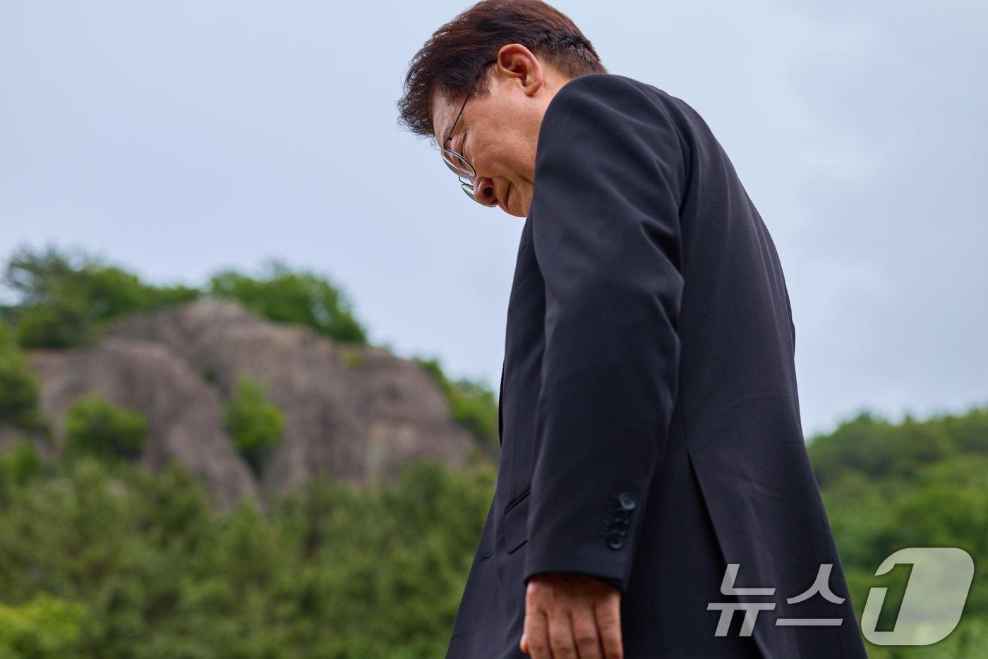본문 이미지 - 이재명 대통령이 23일 경남 김해 봉하마을에서 열린 고 노무현 전 대통령 서거 17주기 추도식을 마친 뒤 묘역을 참배하고 있다. (이재명 대통령 SNS. 재판매 및 DB 금지) 2026.5.23 ⓒ 뉴스1 이재명 기자