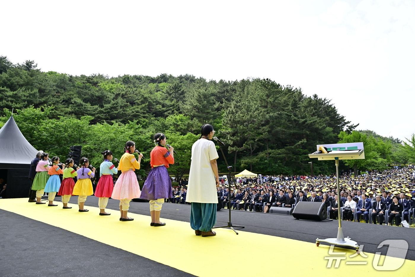 본문 이미지 - 고 노무현 전 대통령 17주기 추도식 참석자들이 개똥이어린이예술단의 추모 공연을 감상하고 있다.(노무현재단 제공. 재판매 및 DB금지)