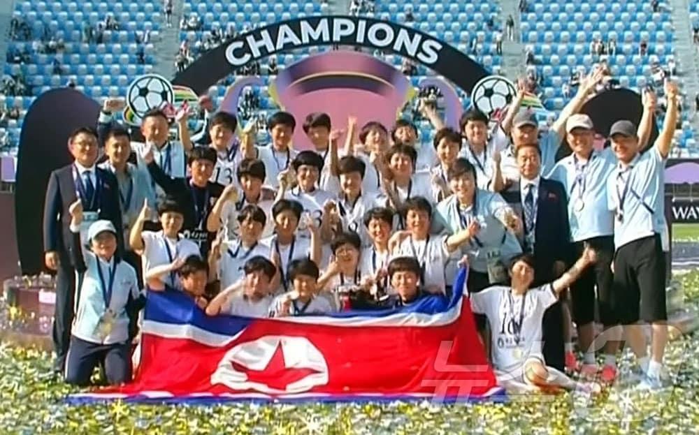본문 이미지 - (평양 노동신문=뉴스1) = 북한 노동당 기관지 노동신문은 24일 "우리나라의 내고향팀이 2025~2026년 아시아축구연맹 여자선수권보유자연맹전에서 1위를 하고 영예의 우승컵을 들어올렸다＂고 보도했다. [국내에서만 사용가능. 재배포 금지. DB 금지. For Use Only in the Republic of Korea. Redistribution Prohibited] rodongphoto@news1.kr