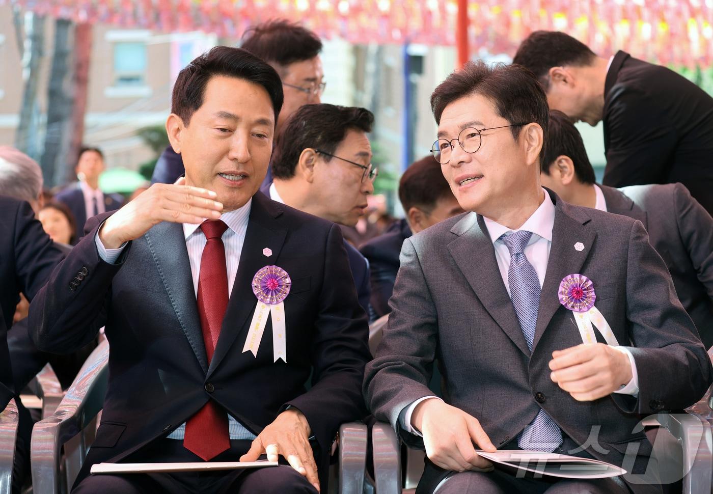 본문 이미지 - 정원오 더불어민주당 서울시장 후보(오른쪽)와 오세훈 국민의힘 서울시장 후보가 24일 서울 종로구 조계사에서 열린 불기 2570년 부처님오신날 봉축법요식에 참석해 대화하고 있다. 2026.5.24 ⓒ 뉴스1 이재명 기자