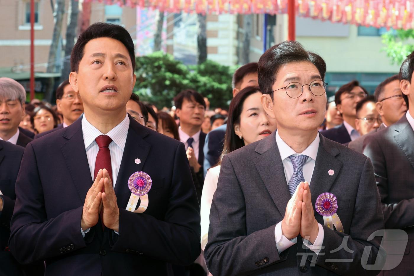 본문 이미지 - 정원오 더불어민주당 서울시장 후보(오른쪽)와 오세훈 국민의힘 서울시장 후보가 24일 서울 종로구 조계사에서 열린 불기 2570년 부처님오신날 봉축법요식에 참석해 합장하고 있다. 2026.5.24 ⓒ 뉴스1 이재명 기자