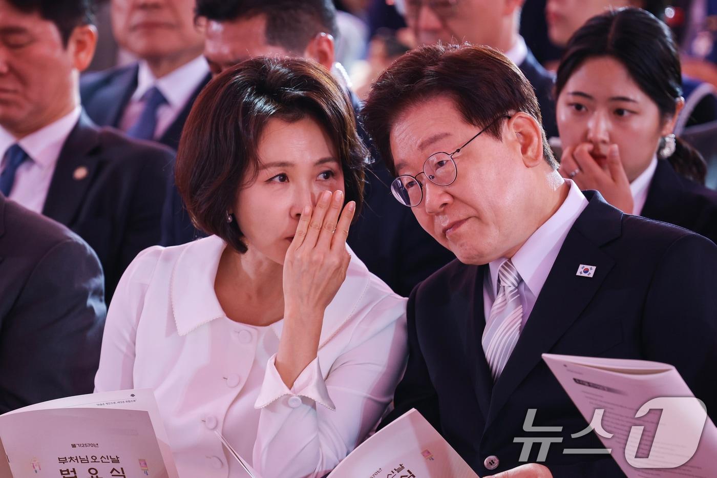 본문 이미지 - 이재명 대통령과 부인 김혜경 여사가 24일 서울 종로구 조계사에서 열린 불기 2570년 부처님오신날 봉축법요식에 참석해 대화하고 있다. 2026.5.24 ⓒ 뉴스1 이재명 기자