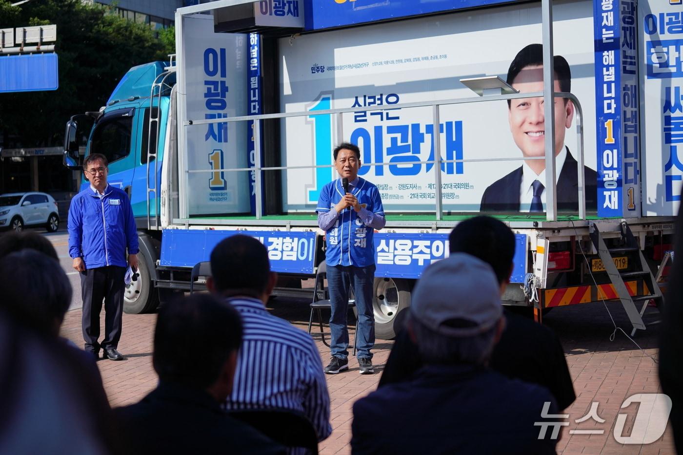 본문 이미지 -  이광재 더불어민주당 경기 하남갑 국회의원 보궐선거 후보가 24일 맹성규 국회 국토교통위원장과 함께 덕풍·신장 주민들과 만나 즉문즉답 시간을 가지고 있다.(이광재 캠프 제공. 재판매 및 DB 금지)/뉴스1