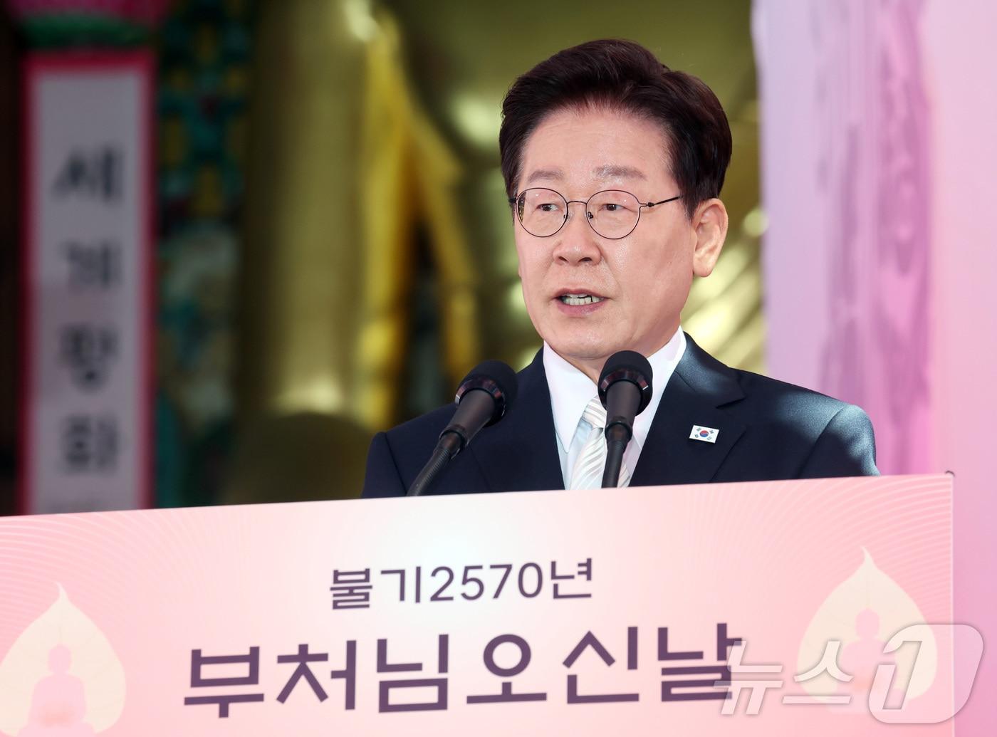 본문 이미지 - 이재명 대통령이 24일 서울 종로구 조계사에서 열린 불기 2570년 부처님오신날 봉축법요식에서 축사를 하고 있다. 2026.5.24 ⓒ 뉴스1 이재명 기자