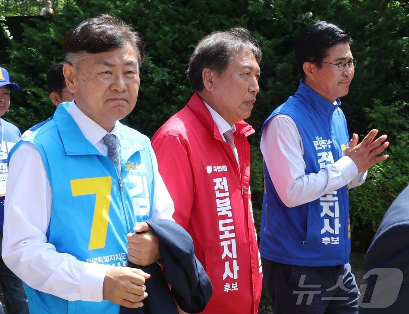 본문 이미지 - 제9회 전국동시지방선거 전북도지사 후보들이 24일 전북 김제시 금산사에서 열린 불기 2570년 부처님오신날 봉축법요식에 참석해 이동하고 있다. 왼쪽부터 김관영 무소속 후보, 양정무 국민의힘 후보, 이원택 더불어민주당 후보. 2026.5.24 ⓒ 뉴스1 유경석 기자