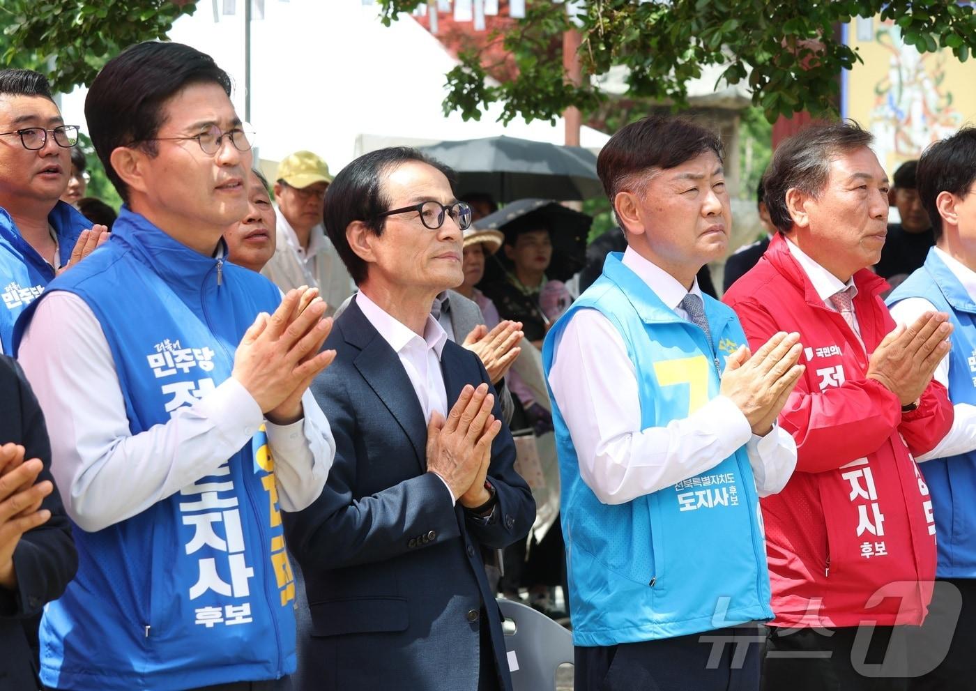 본문 이미지 - 제9회 전국동시지방선거 전북도지사 후보들이 24일 전북 김제시 금산사에서 열린 불기 2570년 부처님오신날 봉축법요식에 참석해 이동하고 있다. 왼쪽부터 이원택 더불어민주당 후보, 김관영 무소속 후보, 양정무 국민의힘 후보. 2026.5.24 ⓒ 뉴스1 유경석 기자