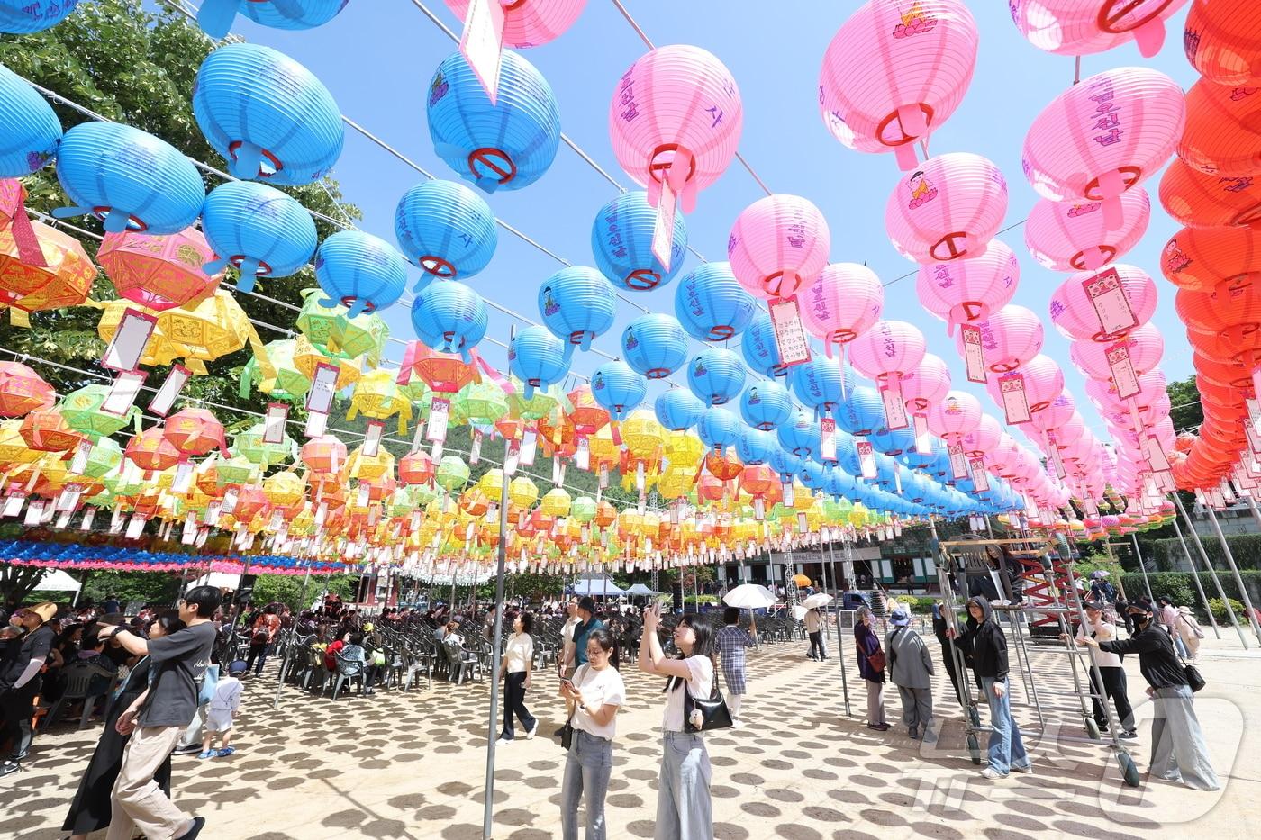 본문 이미지 - 24일 전북 김제시 금산사에서 열린 불기 2570년 부처님오신날 봉축법요식을 찾은 불자들이 소원지가 달린 연등을 바라보고 있다. 2026.5.24 ⓒ 뉴스1 유경석 기자