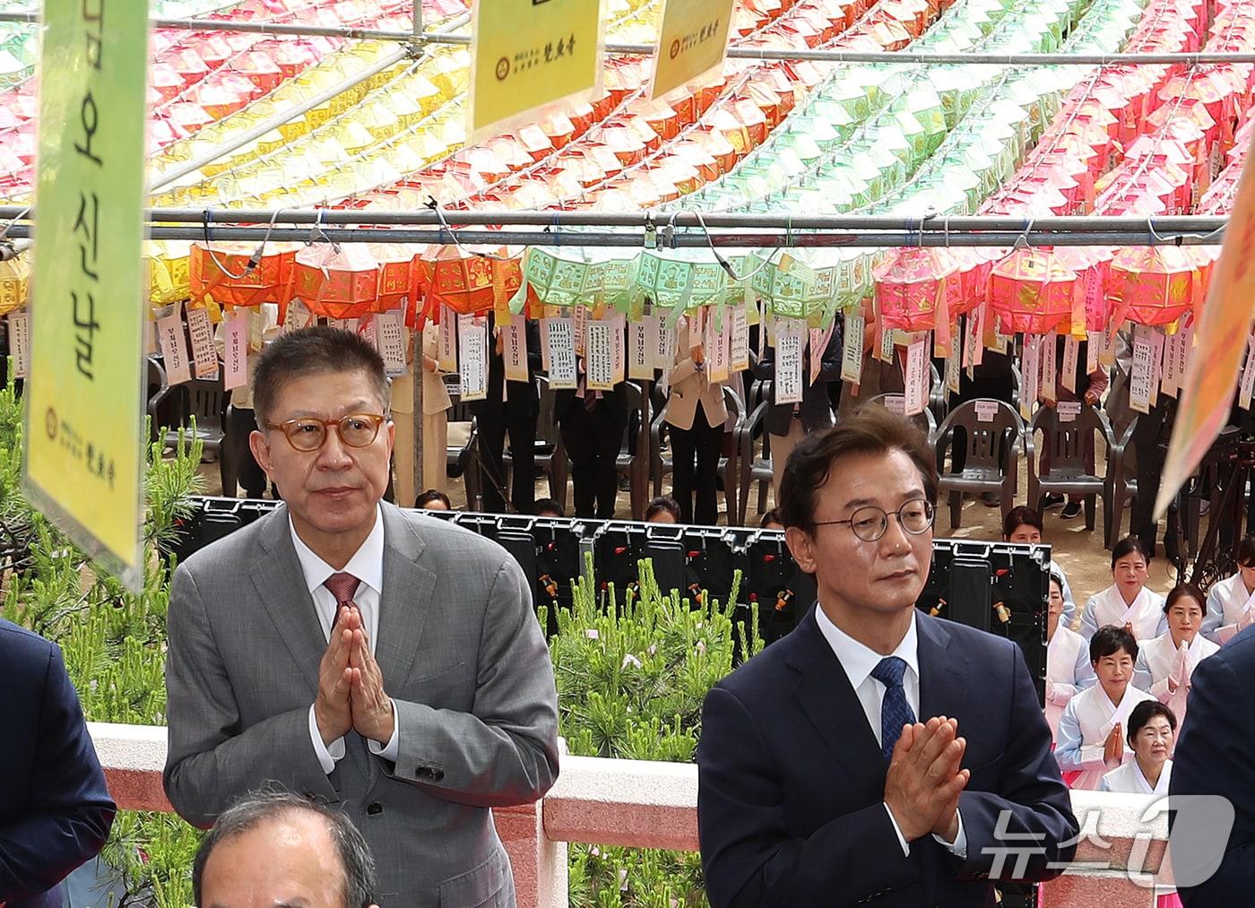 본문 이미지 - 전재수 더불어민주당 부산시장 후보와 박형준 국민의힘 부산시장 후보가 불기 2570년 부처님오신날인 24일 부산 금정구 범어사에서 열린 봉축법요식에 참석해 합장하고 있다. 2026.5.24 ⓒ 뉴스1 윤일지 기자