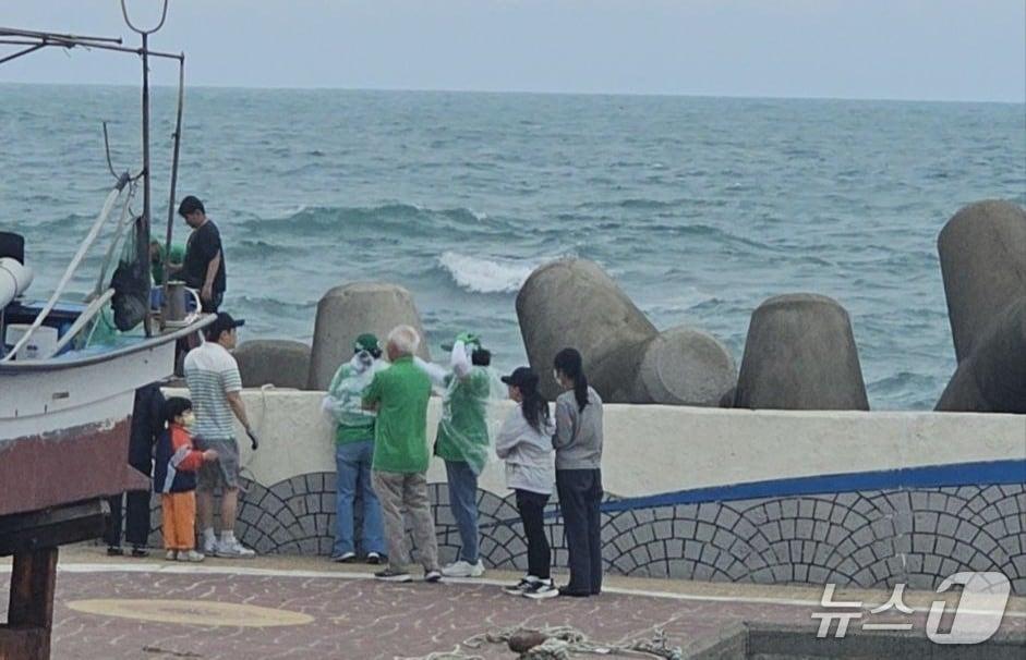 본문 이미지 - 지난 23일 오후 3시께 울산 동구 주전초등학교 인근 주전해안길에서 테트라포트 사이로 빠진 초등학생을 구조하고 있다.(조용식 후보 캠프 제공. 재판매 및 DB금지)/뉴스1