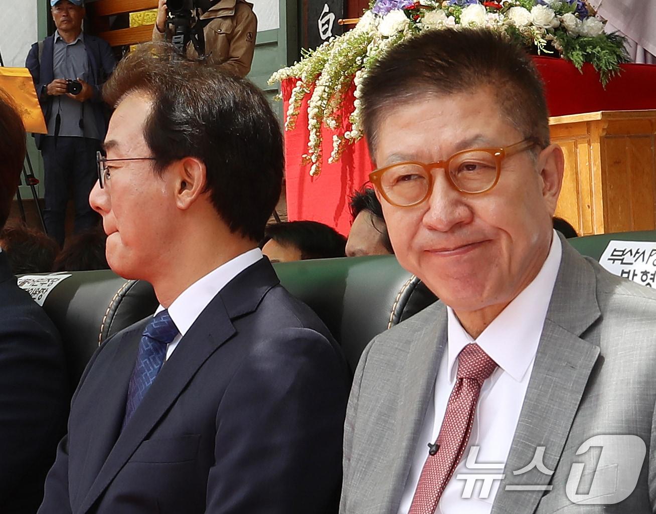 본문 이미지 - 전재수 더불어민주당 부산시장 후보와 박형준 국민의힘 부산시장 후보가 불기 2570년 부처님오신날인 24일 부산 금정구 범어사에서 열린 봉축법요식에 참석해 있다. 2026.5.24 ⓒ 뉴스1 윤일지 기자