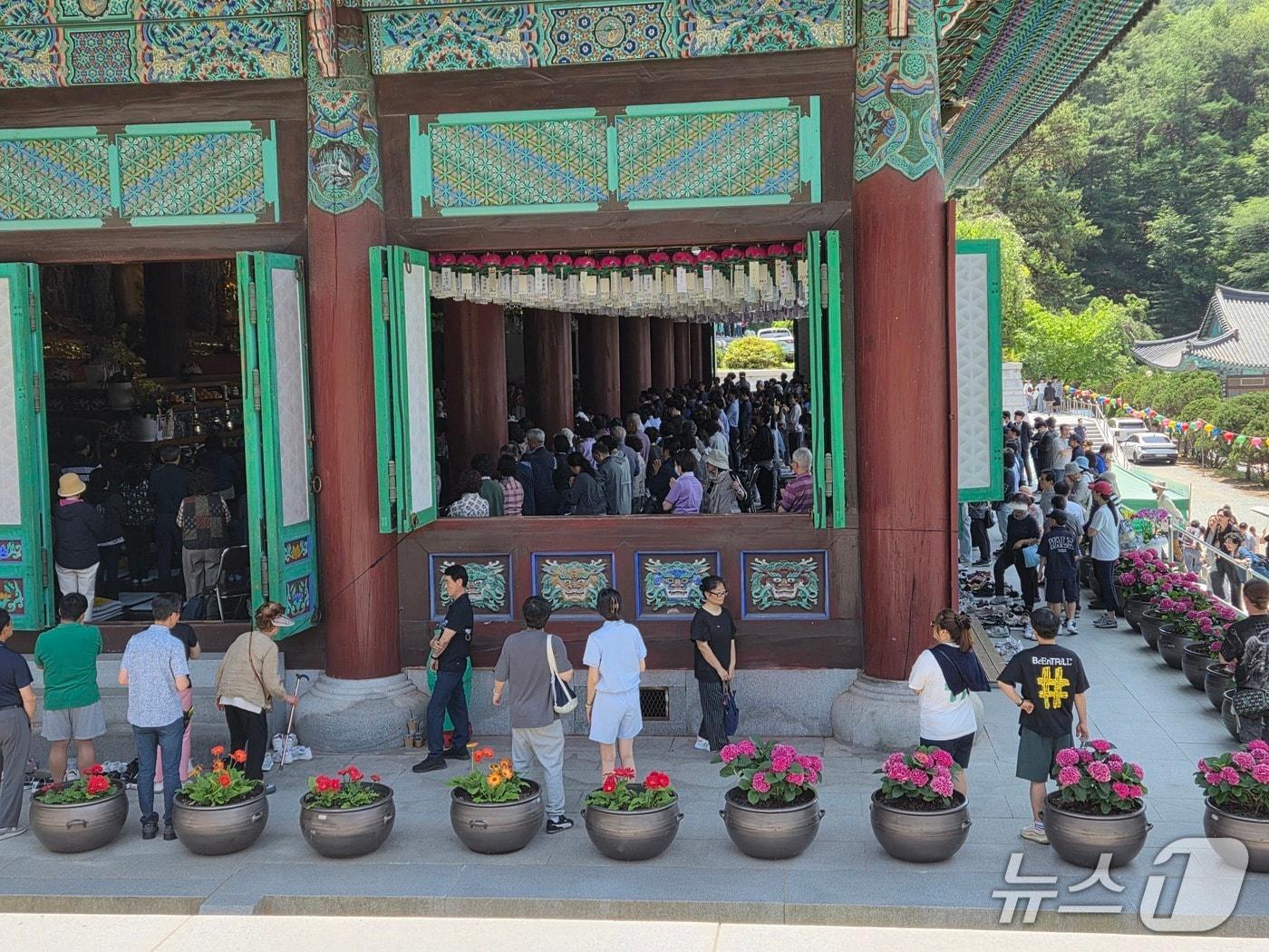 본문 이미지 - 천안 각원사 대웅보전에 불자들이 가득 차 있다.2026.5.24/뉴스1