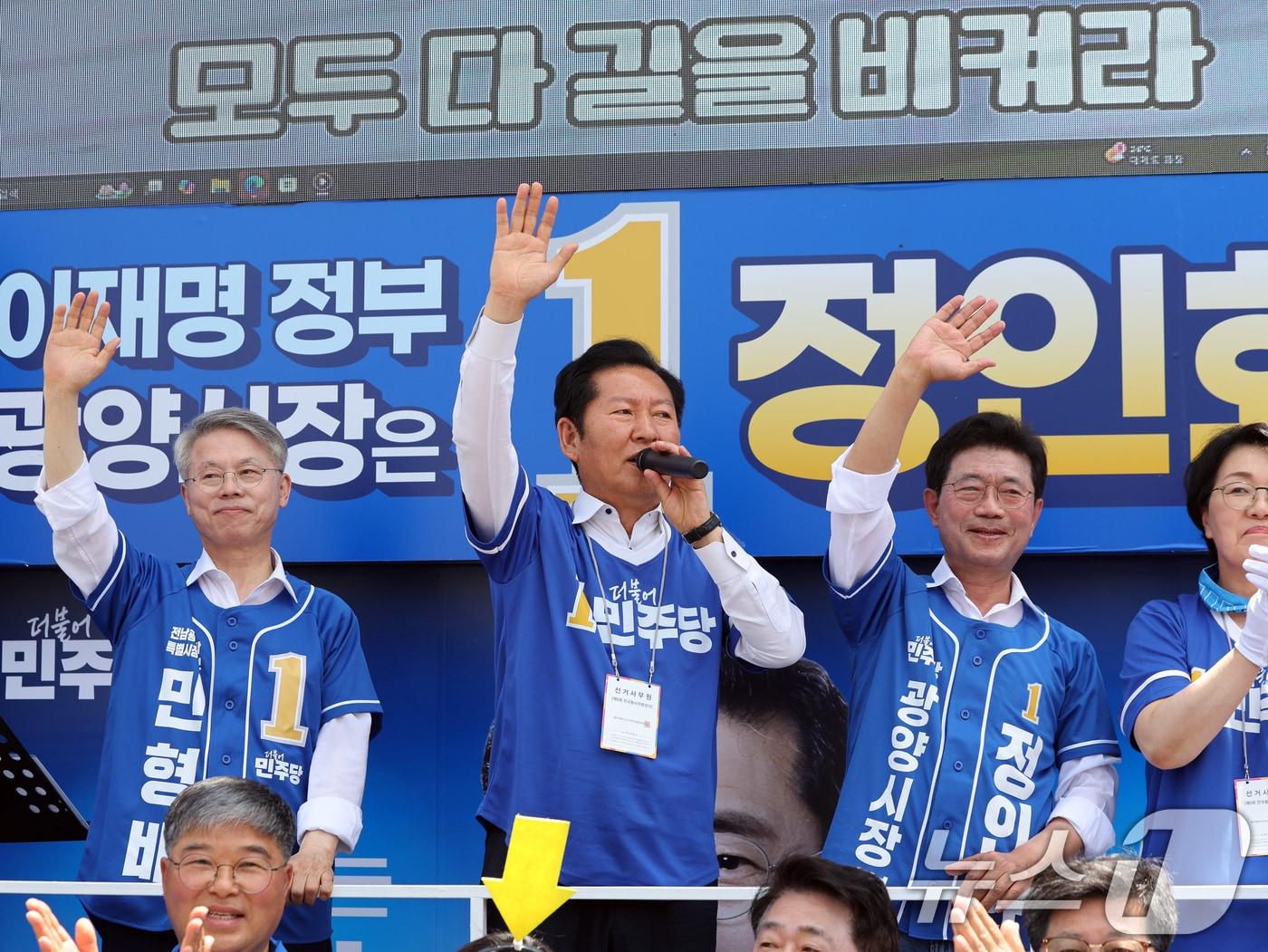본문 이미지 - 정청래 더불어민주당 대표가 24일 오후 전남 광양시 옥곡5일시장에서 지지를 호소하고 있다. ⓒ 뉴스1 황기선 기자