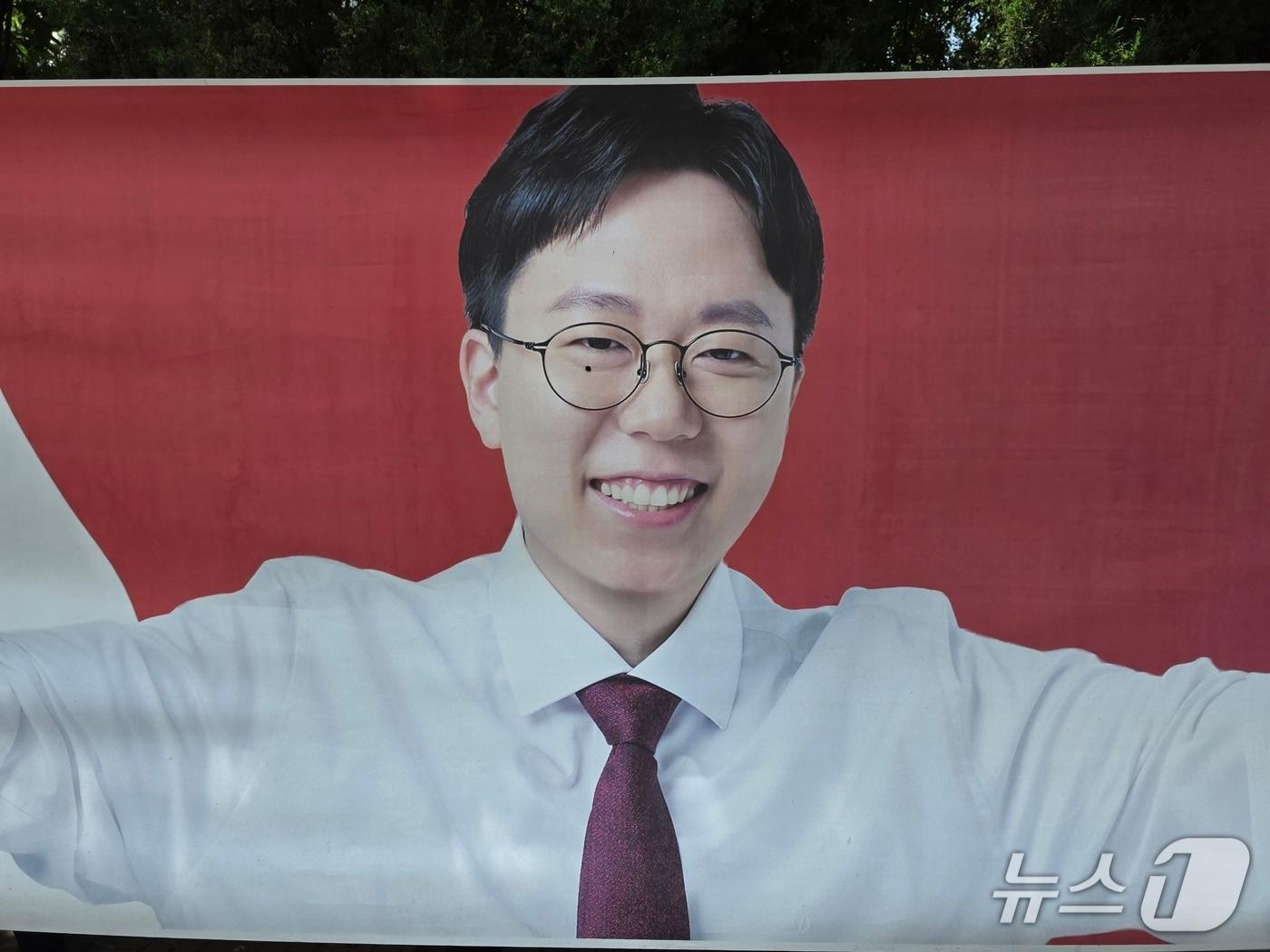본문 이미지 - 24일 낮 12시50분쯤 대구 수성구 범안로에 걸려 있던 국민의힘 소속 박새롬 수성구의회 의원 후보의 선거 현수막이 훼손돼 경찰이 수사에 나섰다.(박새롬 후보 측 제공. 재판매 및 DB금지)