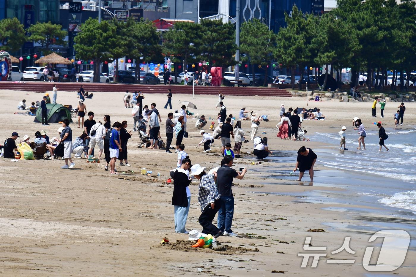 본문 이미지 - 부처님오신날인 24일 경북 포항시 북구 영일대해수욕장 백사장에서 시민들과 관광객들이 휴일을 보내고 있다. 2026.5.24 ⓒ 뉴스1 최창호 기자