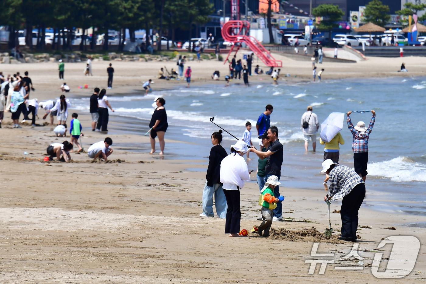 본문 이미지 - 부처님오신날인 24일 경북 포항시 북구 영일대해수욕장 백사장에서 시민들과 관광객들이 휴일을 즐기고 있다. 2026.5.24 ⓒ 뉴스1 최창호 기자