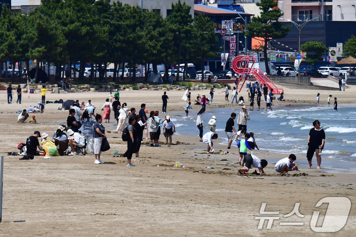 본문 이미지 - 부처님오신날인 지난달 24일 경북 포항시 북구 영일대해수욕장 백사장에서 시민들과 관광객들이 휴일을 보내고 있다. 2026.5.24 ⓒ 뉴스1 최창호 기자