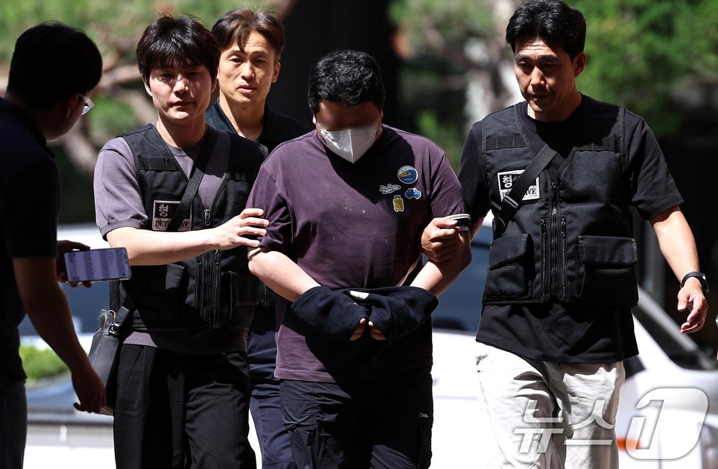본문 이미지 - 지인 사무실을 찾아가 흉기를 휘둘러 살해한 혐의를 받는 40대 남성 피의자가 24일 오후 서울 마포구 서울서부지방법원에서 열린 구속 전 피의자 심문(영장실질심사)에 출석하고 있다. 2026.5.24 ⓒ 뉴스1 구윤성 기자