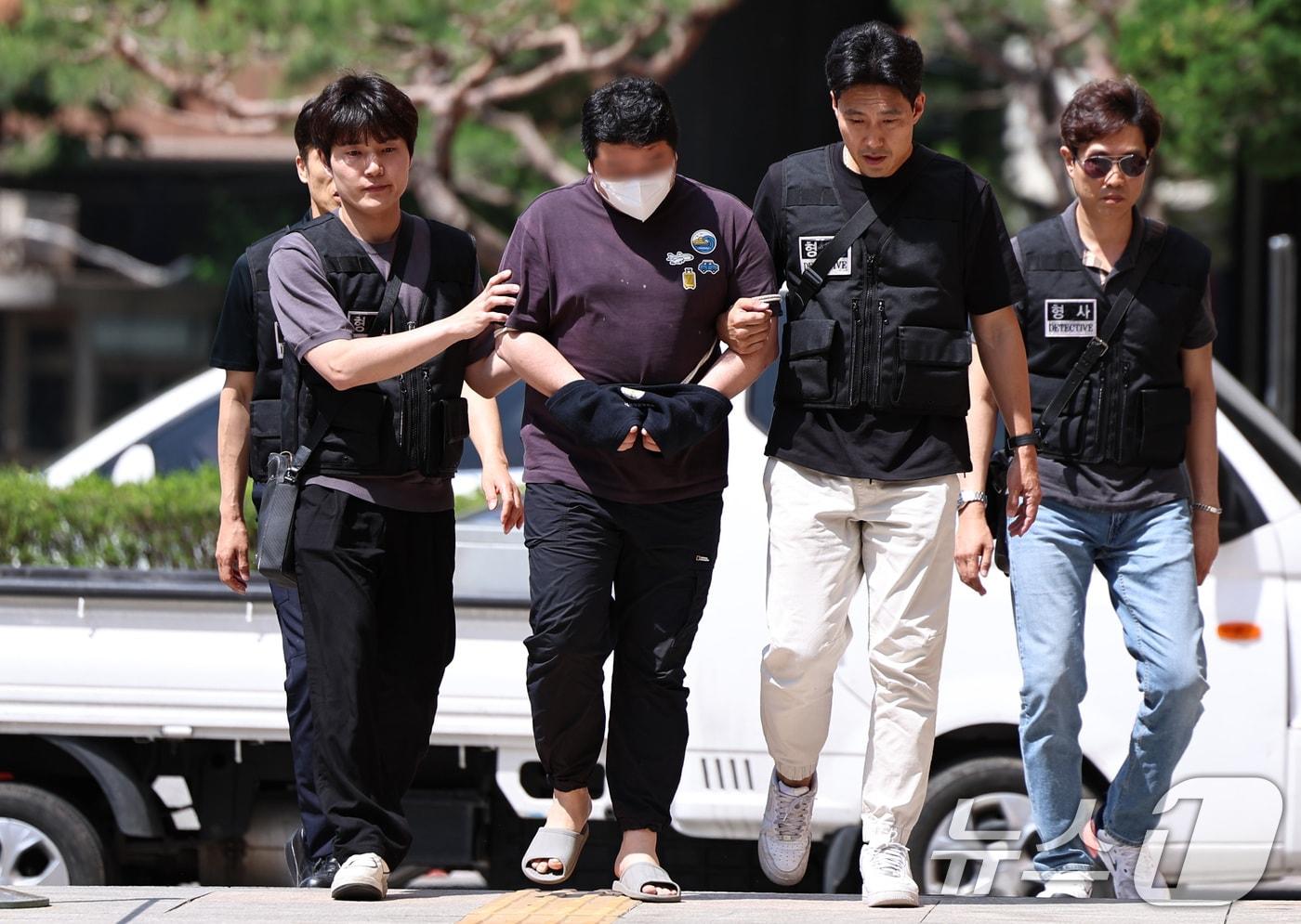 본문 이미지 - 지인 사무실을 찾아가 흉기를 휘둘러 살해한 혐의를 받는 40대 남성 피의자가 24일 오후 서울 마포구 서울서부지방법원에서 열린 구속 전 피의자 심문(영장실질심사)에 출석하고 있다. 2026.5.24 ⓒ 뉴스1 구윤성 기자