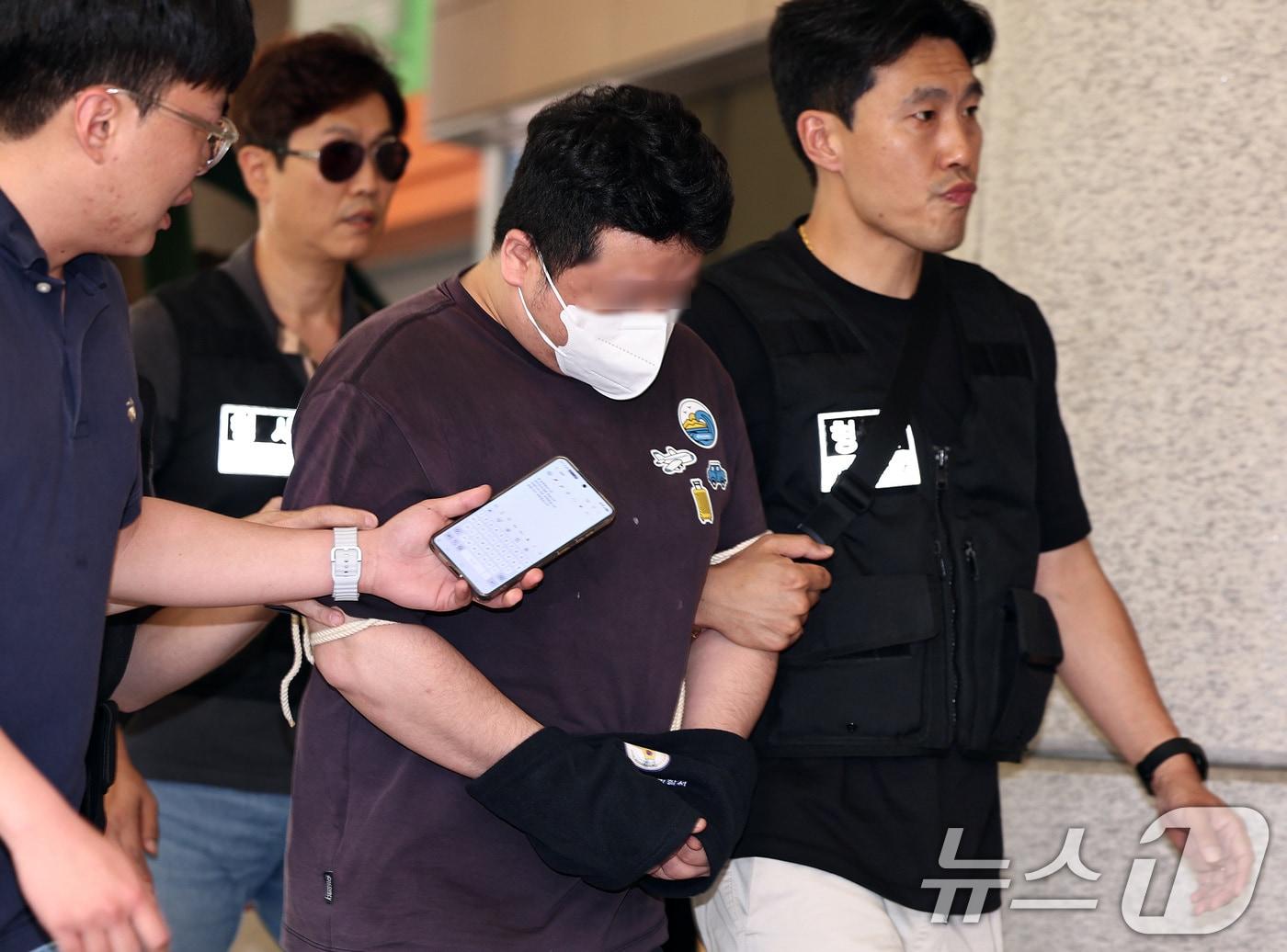 본문 이미지 - 지인 사무실을 찾아가 흉기를 휘둘러 살해한 혐의를 받는 30대 남성 정 모 씨가 지난달 24일 오후 서울 마포구 서울서부지방법원에서 열린 구속 전 피의자 심문(영장실질심사)에 출석하고 있다. 2026.5.24 ⓒ 뉴스1 구윤성 기자