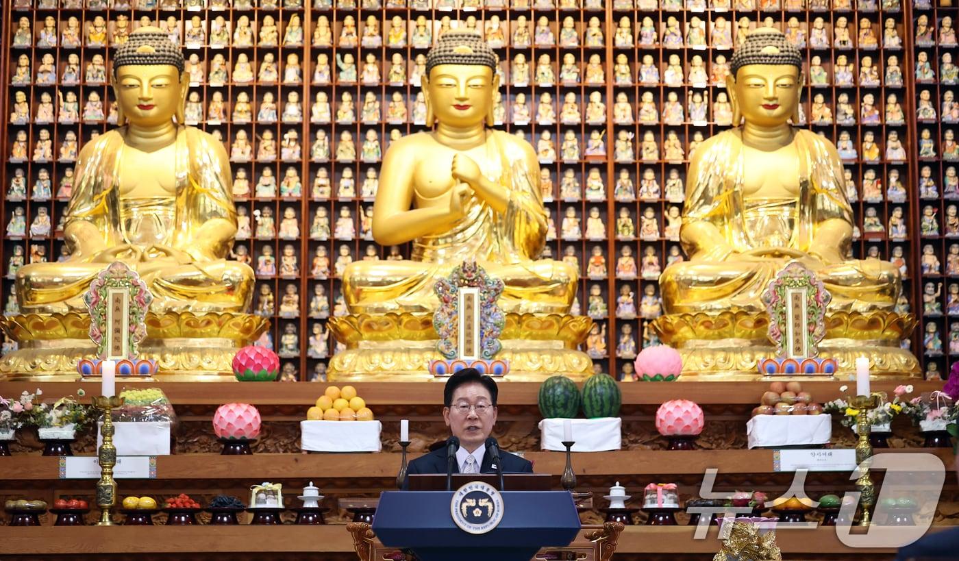 본문 이미지 - 이재명 대통령이 24일 경기도 양주시의 한 사찰에서 열린 불기 2570년 부처님오신날 봉축법요식에서 축사를 하고 있다. (청와대통신사진기자단) 2026.5.24 ⓒ 뉴스1 이재명 기자