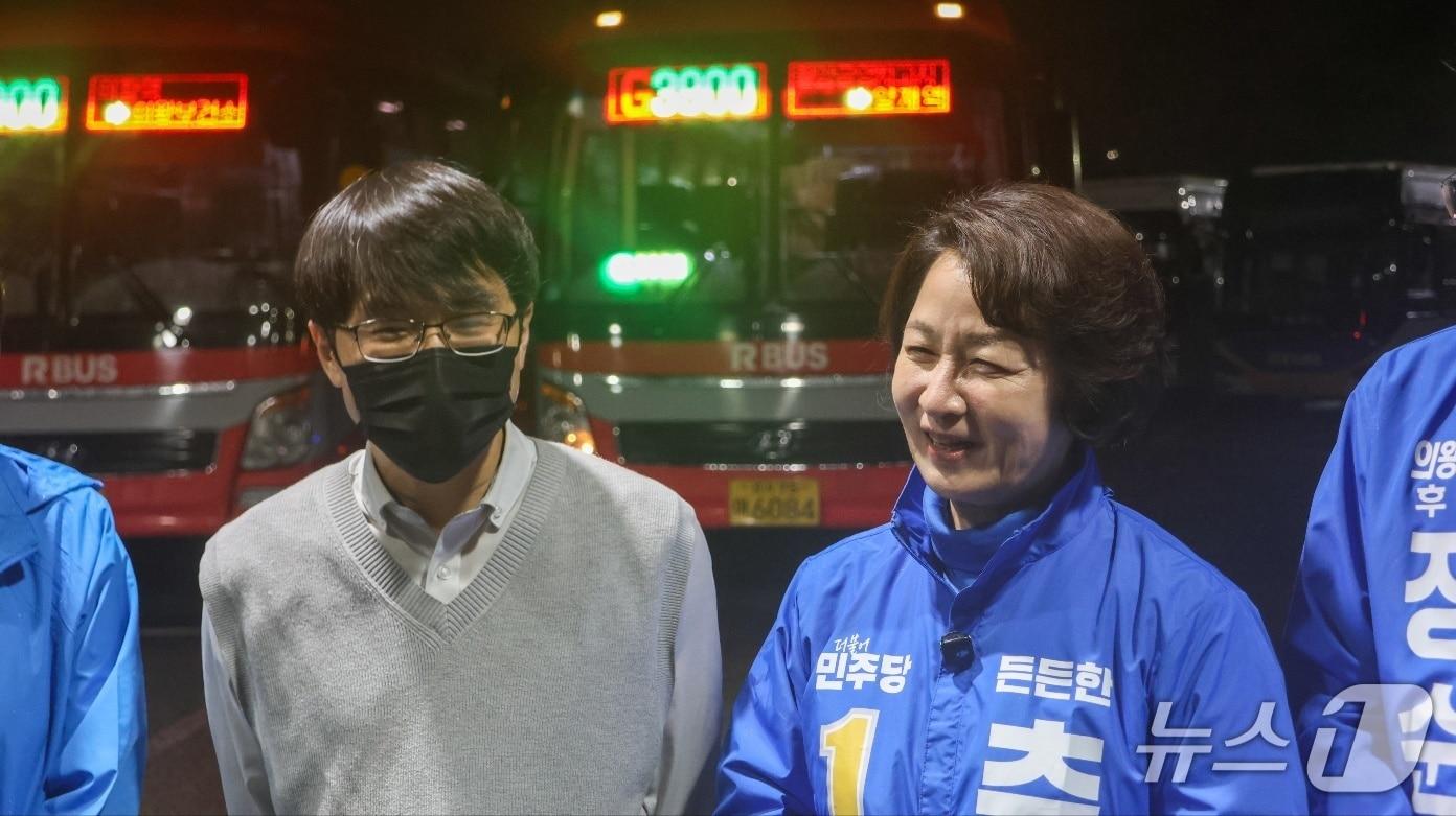 본문 이미지 - 추미애 더불어민주당 경기도지사 후보가 지난 21일 0시 의왕시 월암공영차고지를 찾아 심야 운행을 마치고 회사로 복귀한 광역버스 기사를 맞이하고 있다.(추 후보 제공. 재판매 및 DB금지)