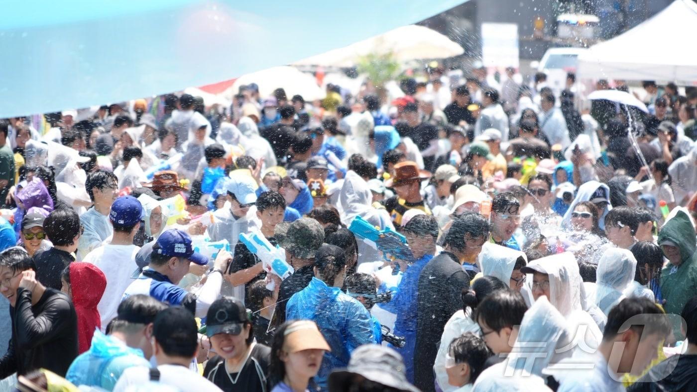 본문 이미지 - 24일 오후 강원 춘천 중앙로 일대에서 열린 '2026 제38회 춘천마임축제' 개막난장 '아!水라장'에서 참가자들이 물총 싸움을 하고 있다.(춘천시 제공, 재판매 및 DB금지) 2026.5.24 ⓒ 뉴스1 한귀섭 기자