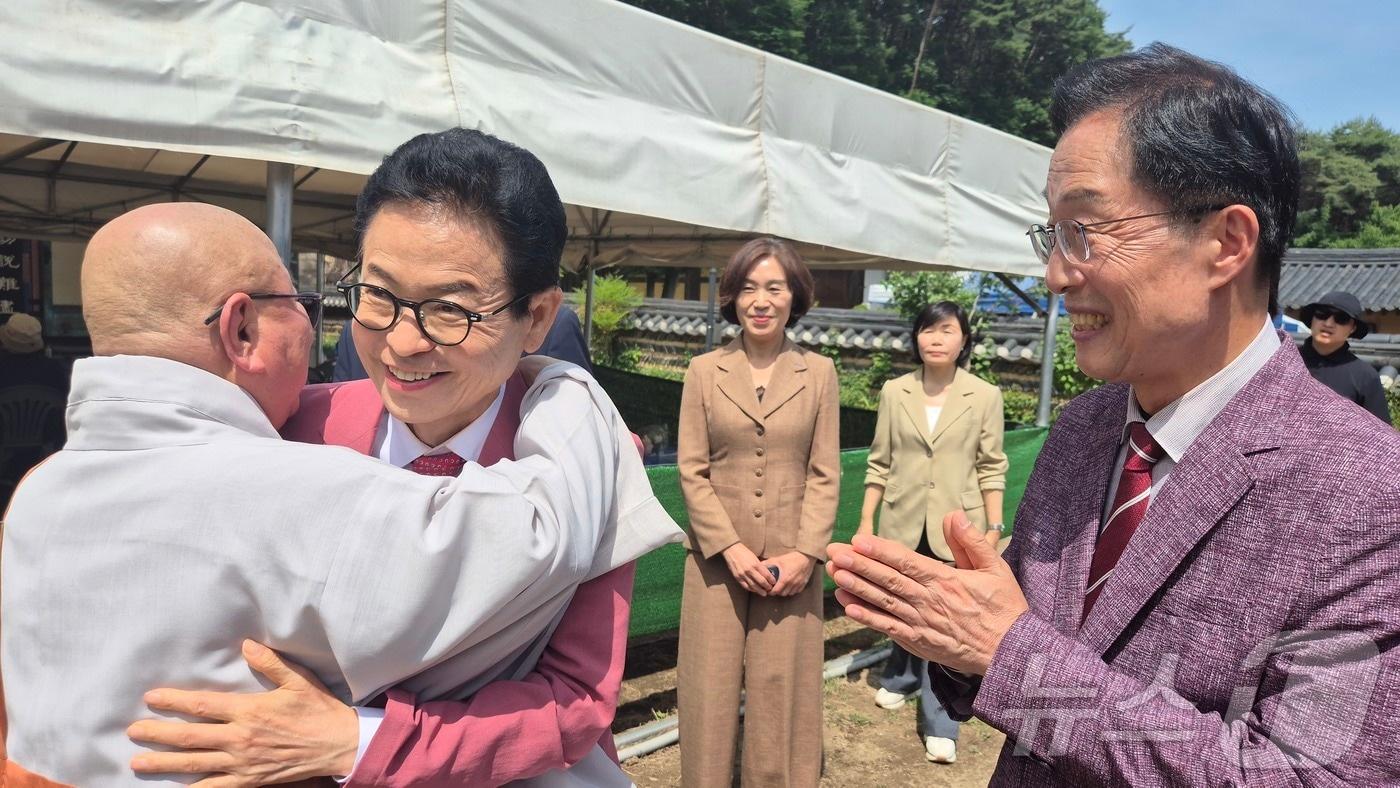 본문 이미지 - 24일 이철우 국민의힘 경북지사 후보와 임종식 경북교육감 후보가 부처님오신날 영천 은해사를 방문한 가운데 은해사 큰스님이 포옹으로 환대하고 있다. ⓒ 뉴스1 김대벽기자