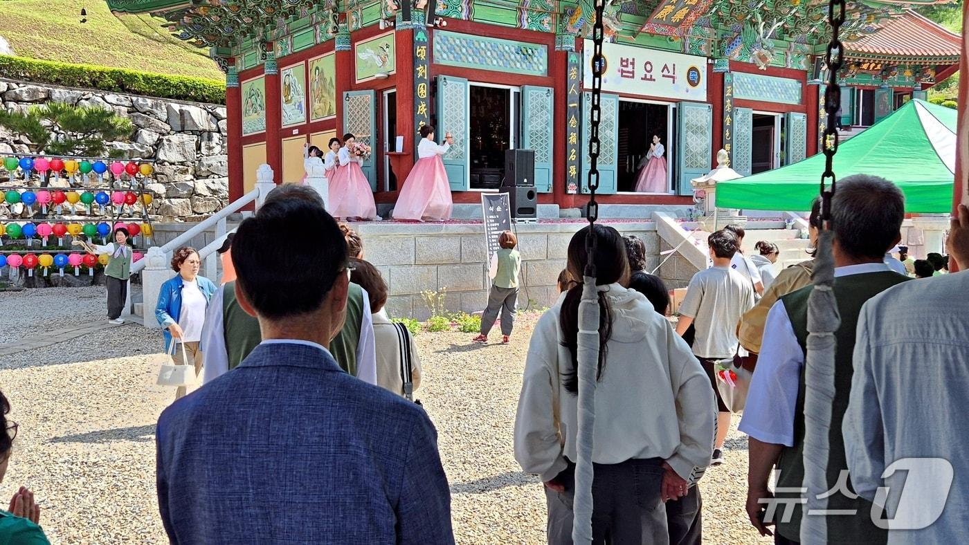 본문 이미지 - 사찰 찾은 이차영 민주당 괴산군수 후보.(이차영 선거사무소 제공. 재판매 및 DB금지)/뉴스1