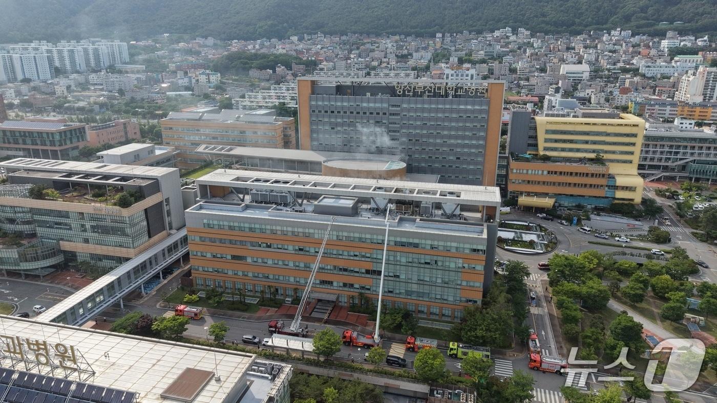 본문 이미지 - 24일 오후 경남 양산 물금읍 양산부산대학교병원에 화재가 발생해 소방이 진화작업을 벌이고 있다. 2026.5.24 ⓒ 뉴스1 윤일지 기자