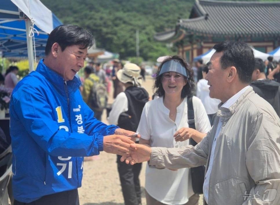 본문 이미지 - 경북 포항 보경사를 찾은 오중기 더불어민주당 경북도지사 후보가 신도에게 인사를 하며 지지를 호소하고 있다.(오중기 후보 캠프 제공, 재판매 및 DB 금지)2026.5.24 ⓒ 뉴스1 김종엽 기자