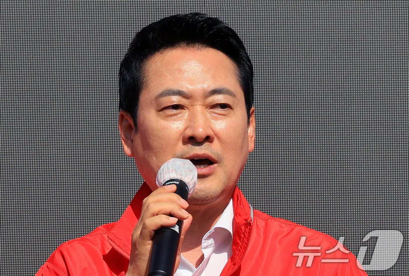 본문 이미지 - 장동혁 국민의힘 대표가 제9회 전국동시지방선거를 열흘 앞둔 24일 인천 계양구 작전역사거리를 찾아 유권자들을 향해 유정복 인천시장 후보 지지를 호소하고 있다. 2026.5.24 ⓒ 뉴스1 이호윤 기자