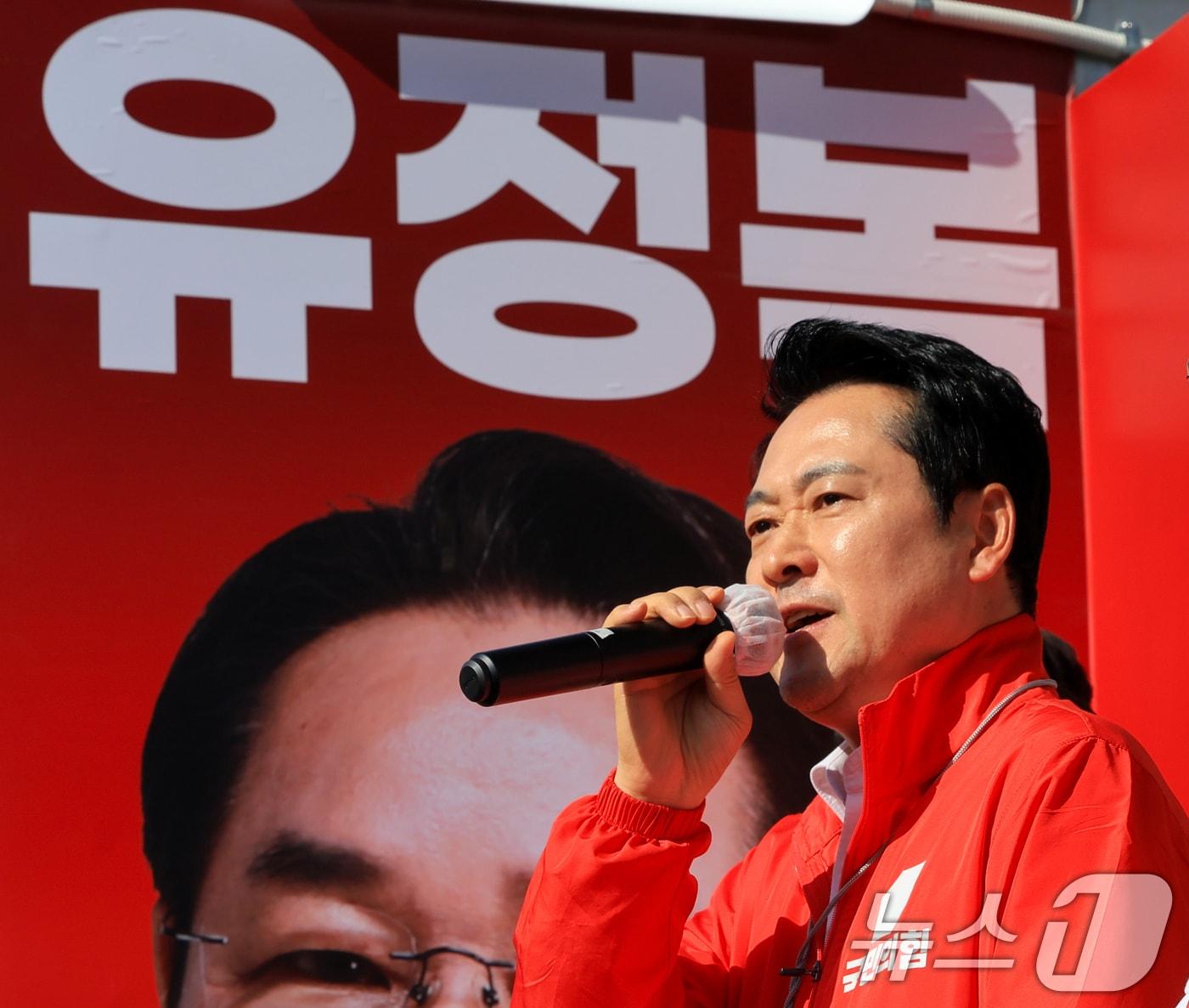 본문 이미지 - 장동혁 국민의힘 대표가 제9회 전국동시지방선거를 열흘 앞둔 24일 인천 계양구 작전역사거리를 찾아 유권자들을 향해 유정복 인천시장 후보 지지를 호소하고 있다. 2026.5.24 ⓒ 뉴스1 이호윤 기자