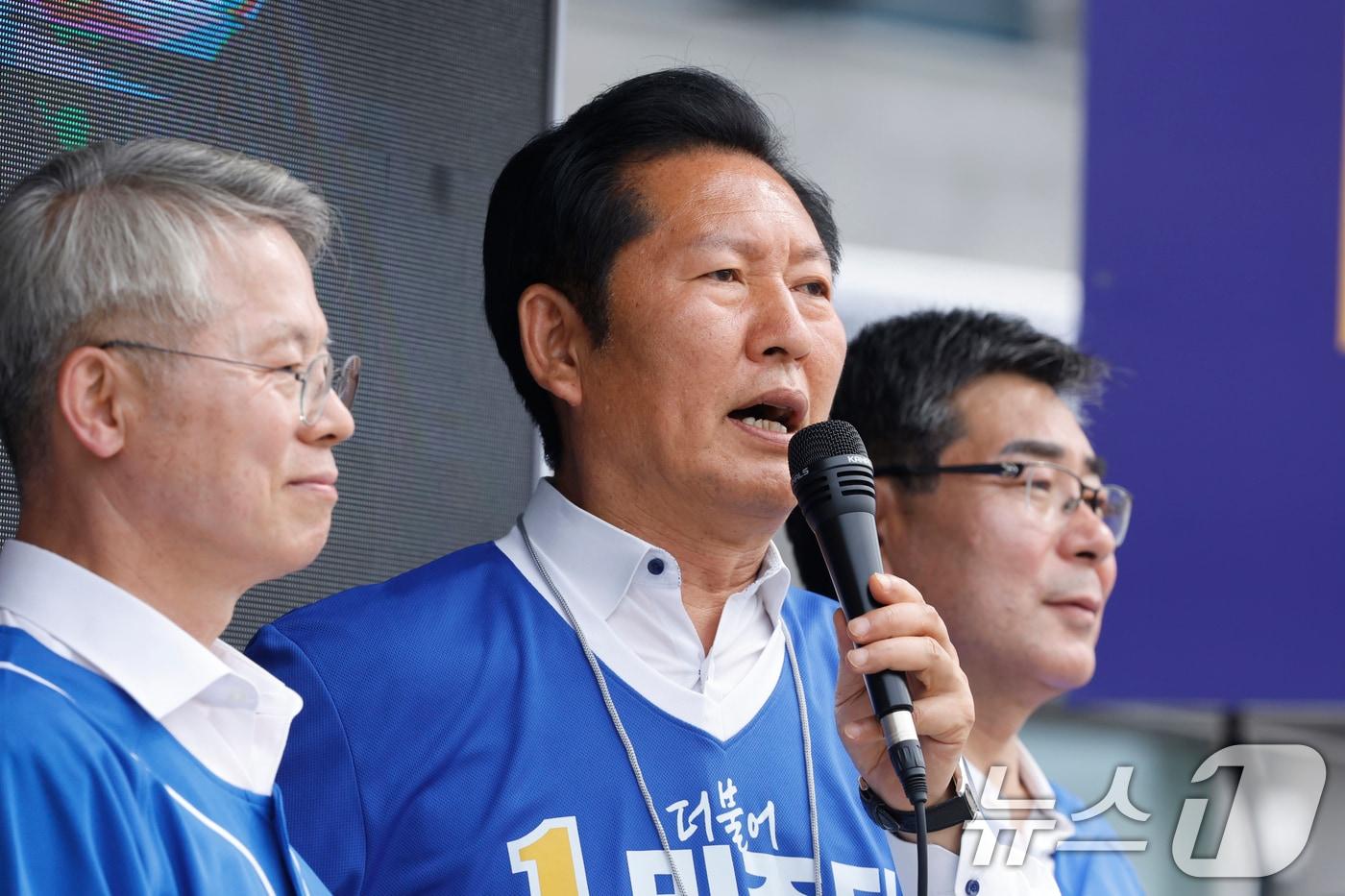 본문 이미지 - 정청래 더불어민주당 대표가 24일 오후 전남 담양군 버스터미널 앞에서 민형배 전남광주특별시장 후보, 박종원 담양군수후보와 함께 지지를 호소하고 있다. 2026.5.24 ⓒ 뉴스1 김태성 기자