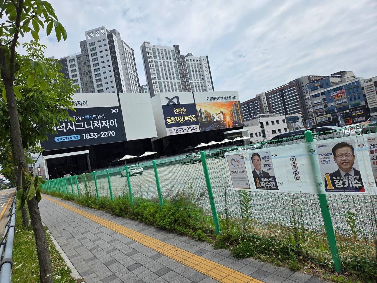 본문 이미지 - 천안 서북구 불당2동 거리에 첩부된 선거벽보 중 김태흠 국민의힘 벽보가 누락돼 있다.(김태흠 선거캠제공. 재판매 및 DB금지)/뉴스1