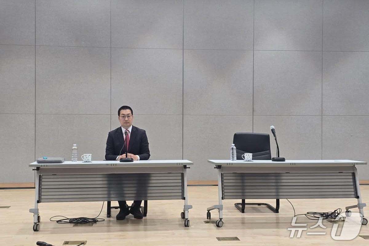 본문 이미지 -  이동석 국민의힘 충주시장 후보가 기독교연합회가 주관한 후보자토론회에 참석해 혼자 정책 질의에 답변하고 있다.(이동석 후보 SNS 캡처)2026.5.24/뉴스1