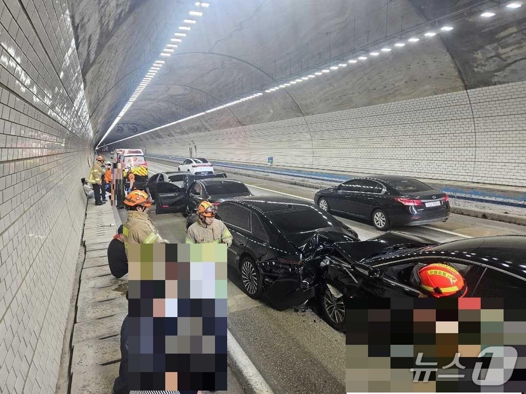 본문 이미지 - 강원 평창 용평면 영동고속도로 진부 1터널 교통사고 현장.(강원도소방본부 제공, 재판매 및 DB금지)