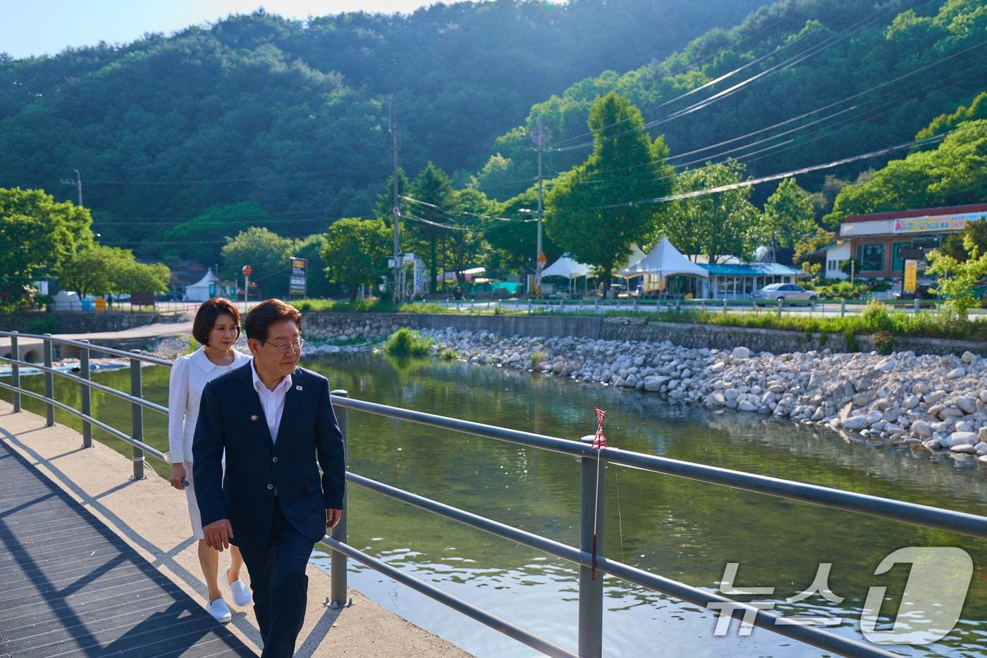 본문 이미지 - 이재명 대통령이 24일 경기 포천 백운계곡을 찾아 하천·계곡 이용 실태와 안전관리 상황을 점검하고 있다. (청와대 제공. 재판매 및 DB 금지) 2026.5.24 ⓒ 뉴스1 이재명 기자