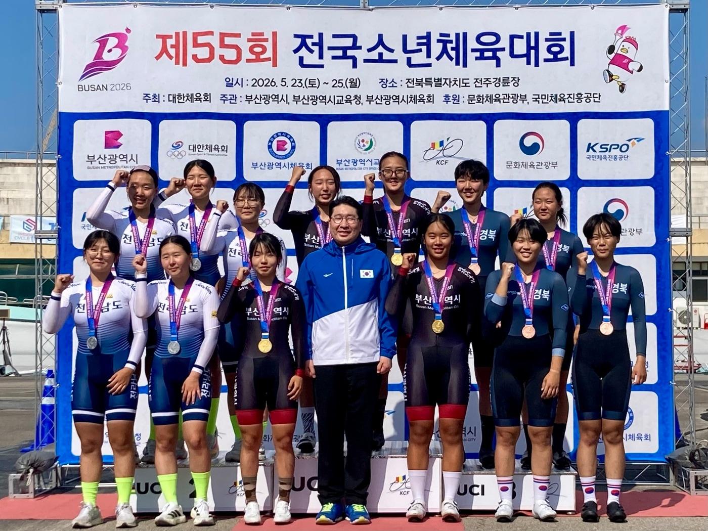본문 이미지 - 이상현 대한사이클연맹 회장이 제55회 전국소년체육대회 첫날 전주 경륜장을 방문해 대회 운영 상황을 점검하고 선수 및 관계자들을 격려했다.(대한사이클연맹 제공)