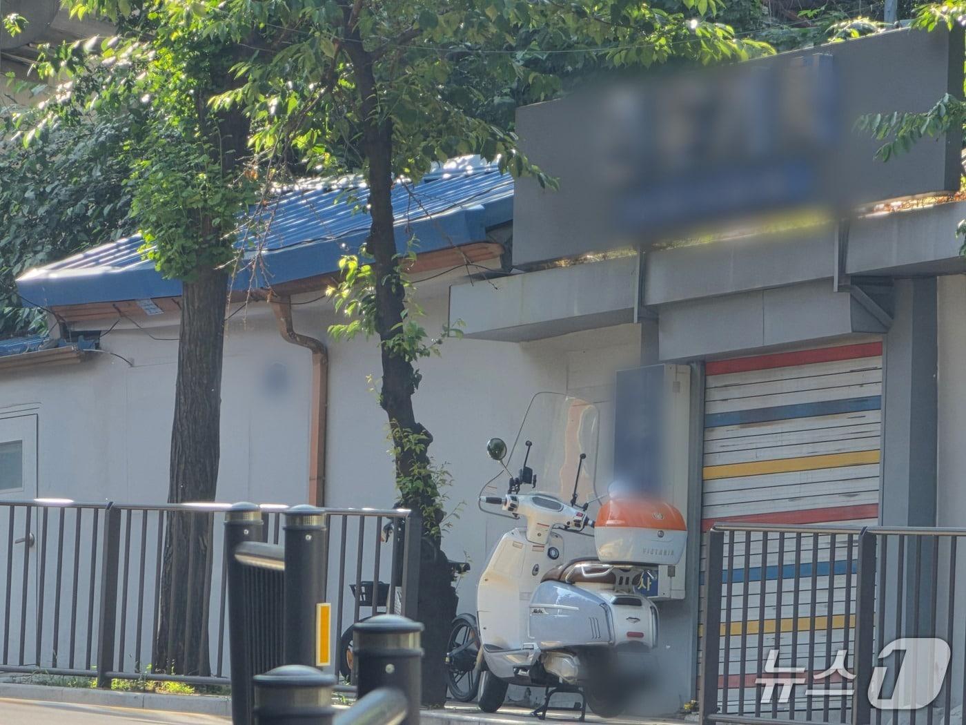본문 이미지 - 24일 서울 충정로의 한 대학 캠퍼스 정문 인근에 위치한 한 인쇄소. 지난 22일 이곳에서 인쇄소 사장 B 씨가 흉기에 찔려 숨지는 살인 사건이 발생했다. 2026.5.24 ⓒ 뉴스1 권준언 기자